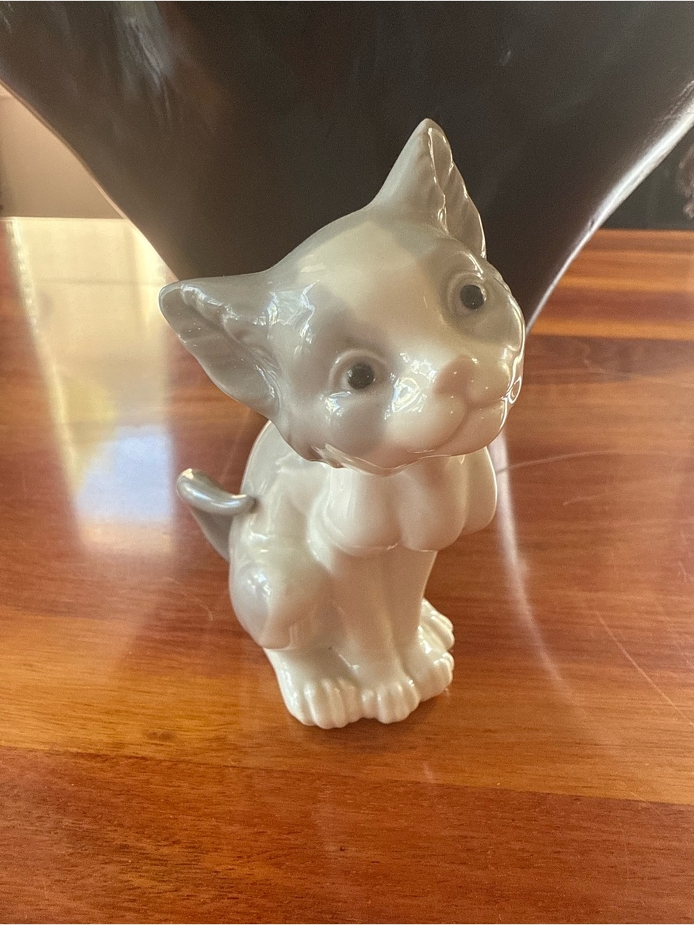 Lladro Feed Me #5113 Retired Porcelin Cat Figurine by Salvador Debon 1981